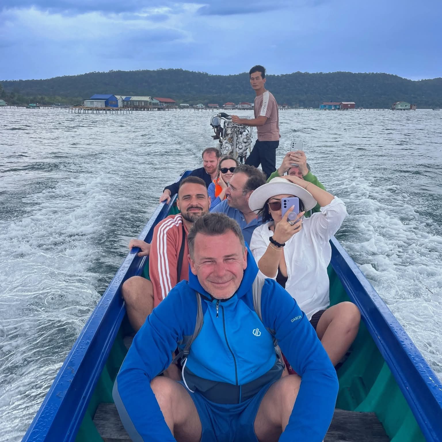 Quán ăn Nhà Trên Biển - Joy Adventures Phú Quốc: trải nghiệm hải sản tươi sống giữa biển Rạch Vẹm