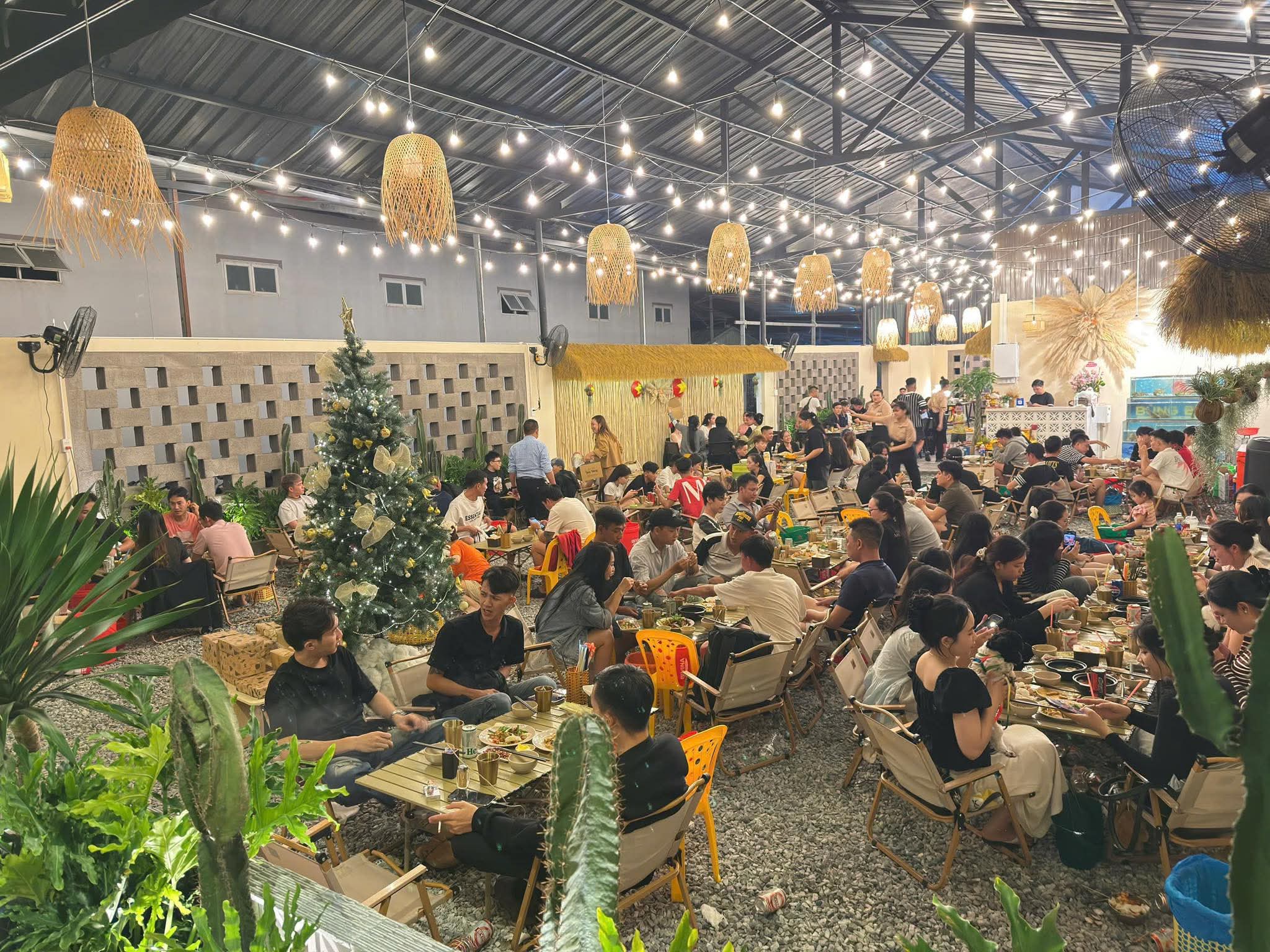 Ốc Bùng Binh 2 – Quán ốc đông khách trên đường Nguyễn Văn Cừ, An Thới