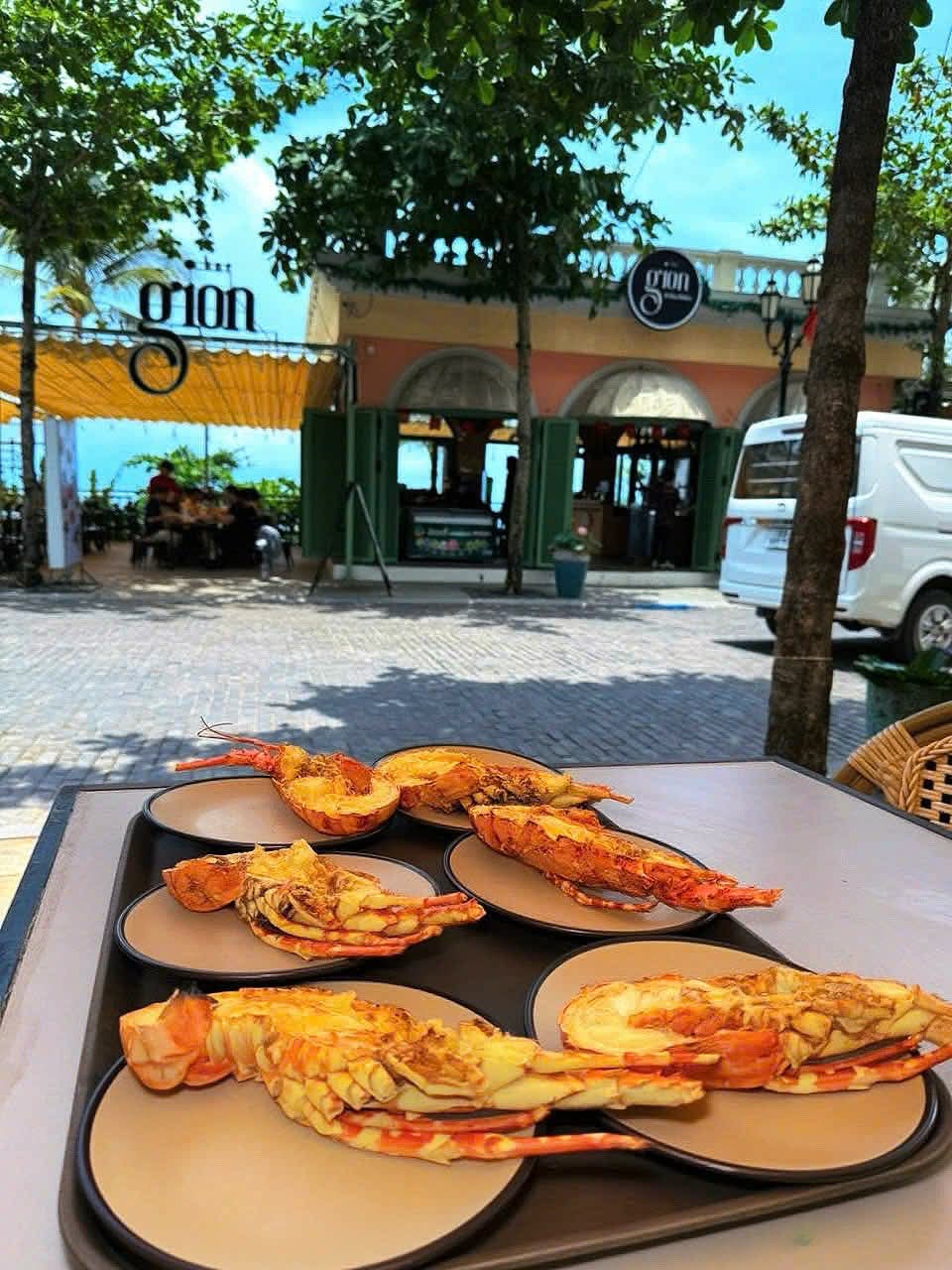 Nhà hàng Giòn Bar & Bites Kitchen Phú Quốc – Chill bên biển, thưởng thức hải sản và cocktail giữa Thị trấn Hoàng Hôn