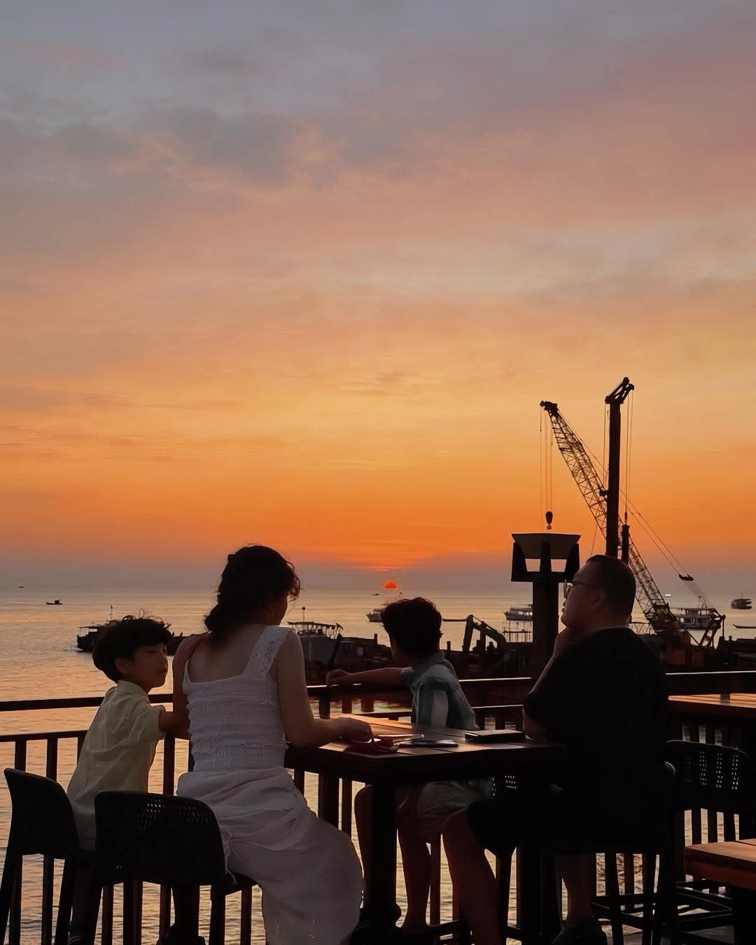 Nhà hàng Giòn Bar & Bites Kitchen Phú Quốc – Chill bên biển, thưởng thức hải sản và cocktail giữa Thị trấn Hoàng Hôn