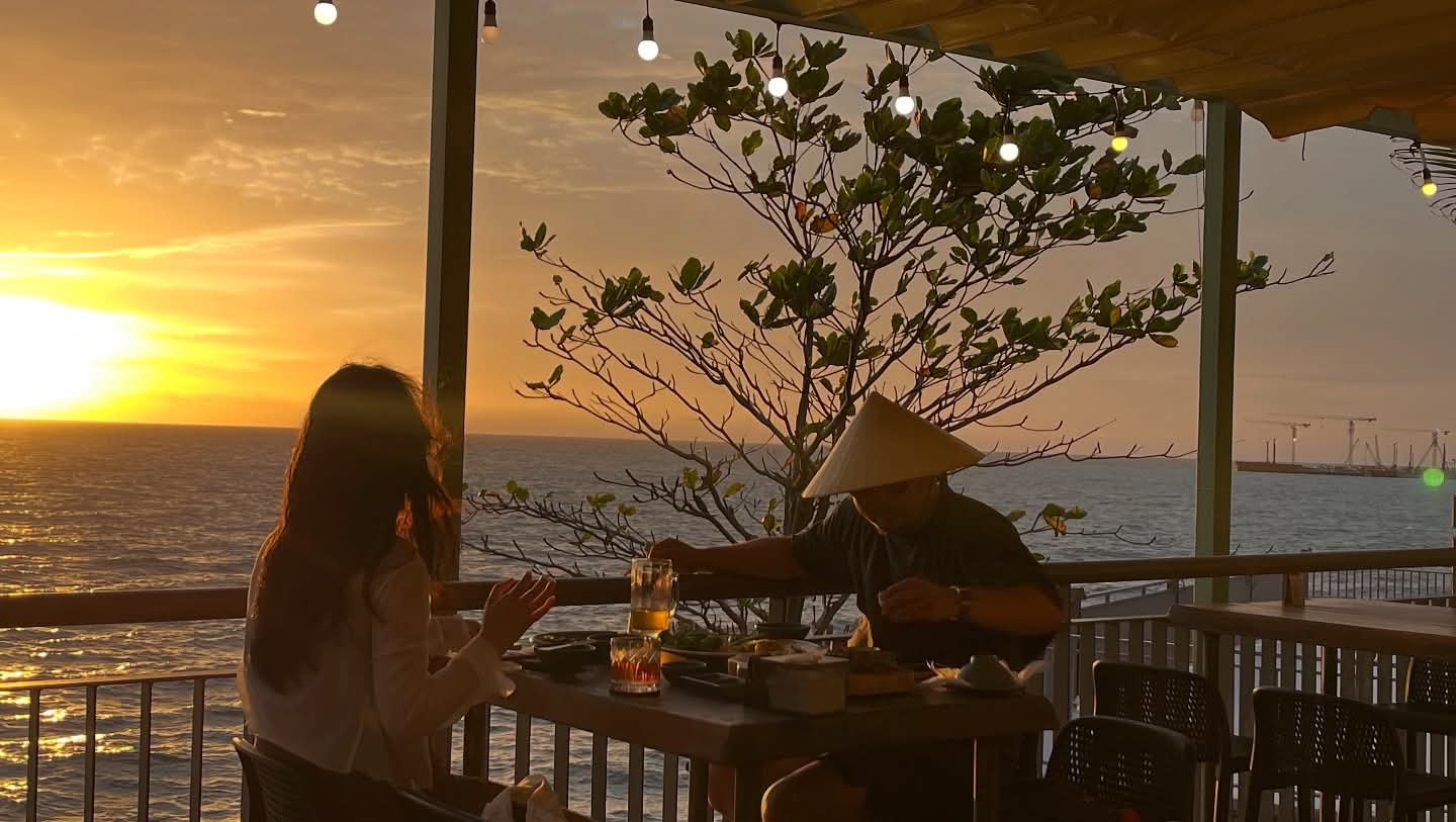 Khi màn đêm xuống, trải nghiệm lại chuyển sang một màu sắc khác. Ánh đèn của VuiFest Bazaar, âm nhạc, đồ uống và lượng khách bắt đầu đông hơn tạo nên không khí phù hợp cho những buổi gặp gỡ bạn bè.