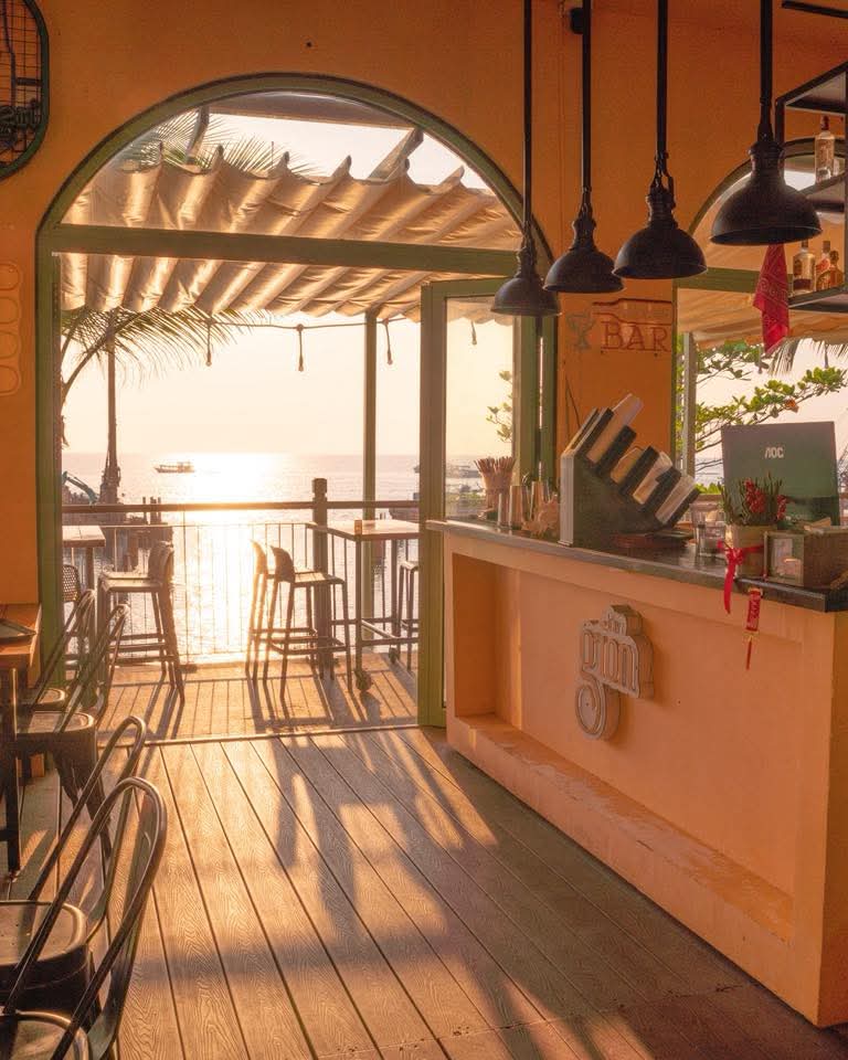 Khi màn đêm xuống, trải nghiệm lại chuyển sang một màu sắc khác. Ánh đèn của VuiFest Bazaar, âm nhạc, đồ uống và lượng khách bắt đầu đông hơn tạo nên không khí phù hợp cho những buổi gặp gỡ bạn bè.