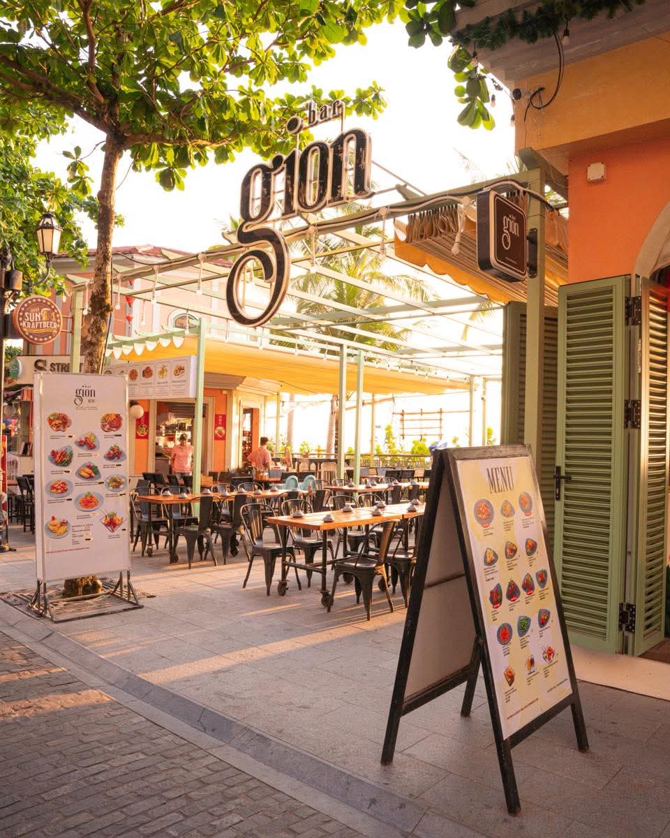 Khi màn đêm xuống, trải nghiệm lại chuyển sang một màu sắc khác. Ánh đèn của VuiFest Bazaar, âm nhạc, đồ uống và lượng khách bắt đầu đông hơn tạo nên không khí phù hợp cho những buổi gặp gỡ bạn bè.